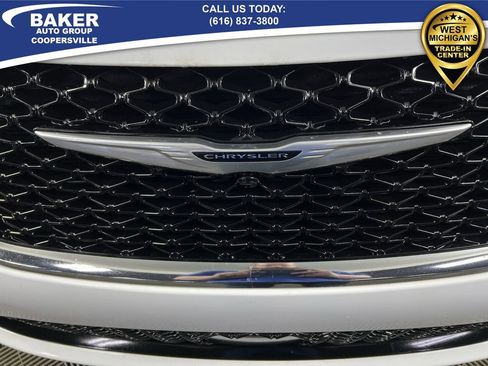 Used 2021 Chrysler Pacifica Limited w/ Uconnect Theater Family Group image 32
