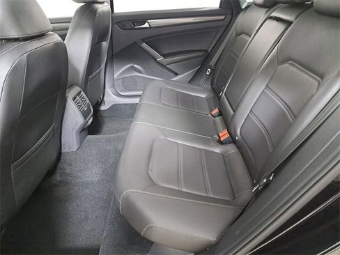 Used 2022 Volkswagen Passat 2.0T R-Line image 12