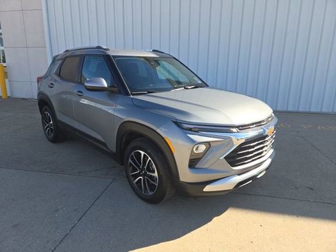 Used 2025 Chevrolet TrailBlazer LT image 2