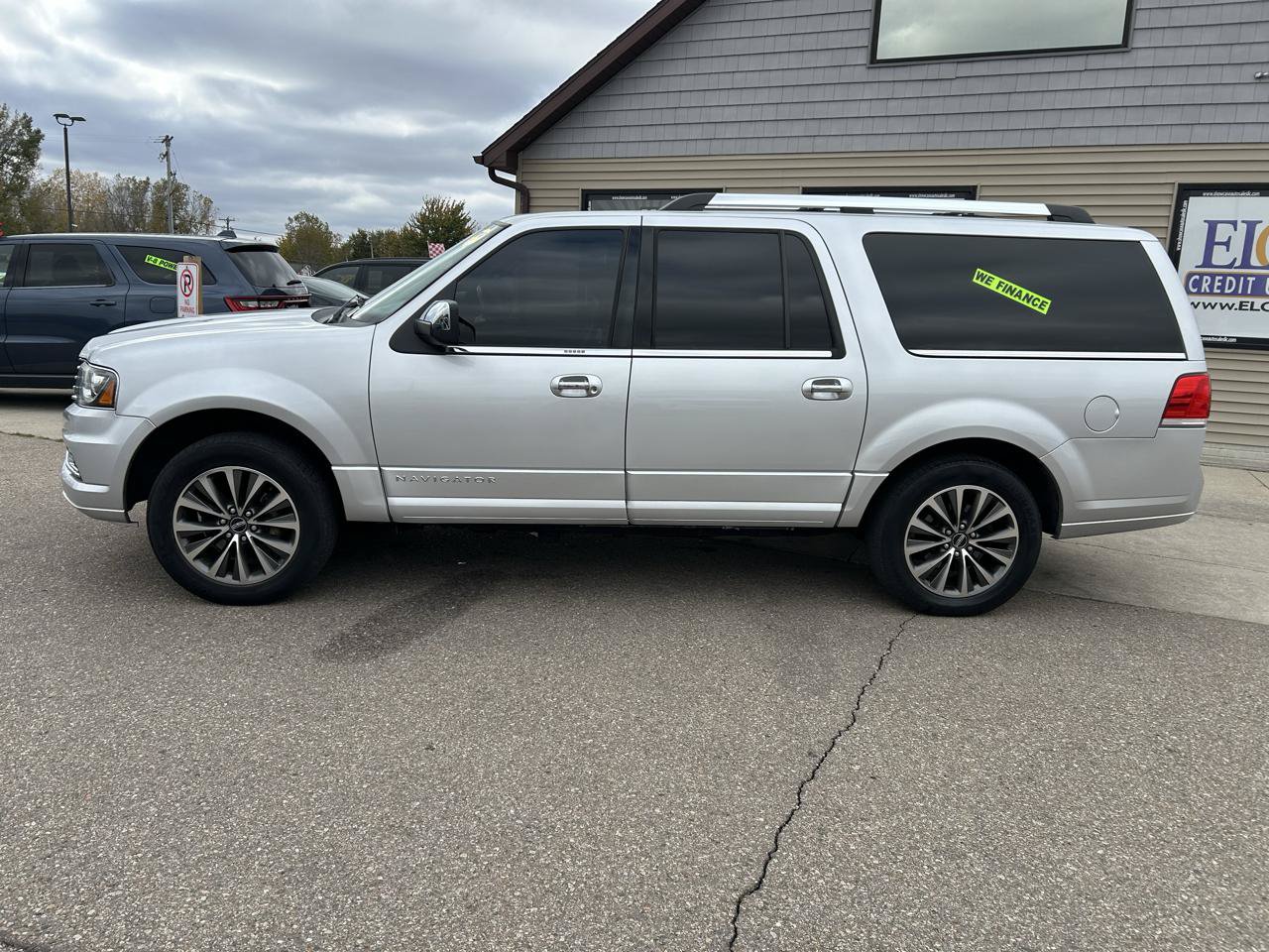 Used 2016 Lincoln Navigator L Select RWD image 8