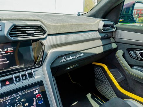 Used 2024 Lamborghini Urus Performante AWD/4WD image 65