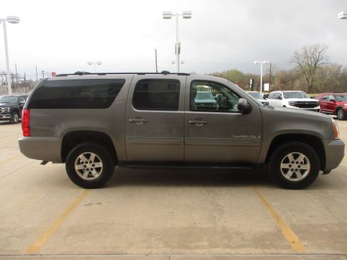 Used 2008 GMC Yukon XL SLT w/ SLT Preferred Equipment Group image 8