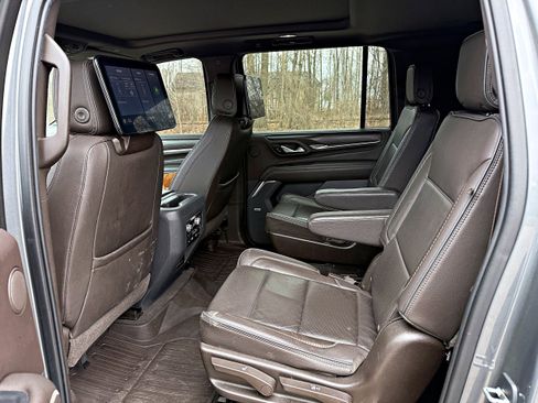 Used 2021 GMC Yukon XL Denali w/ Denali Premium Package image 18