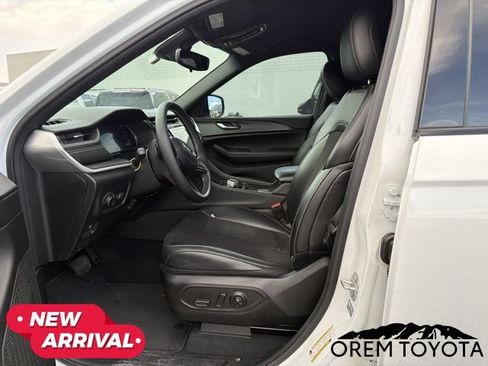 Used 2024 Jeep Grand Cherokee L Laredo AWD/4WD image 17