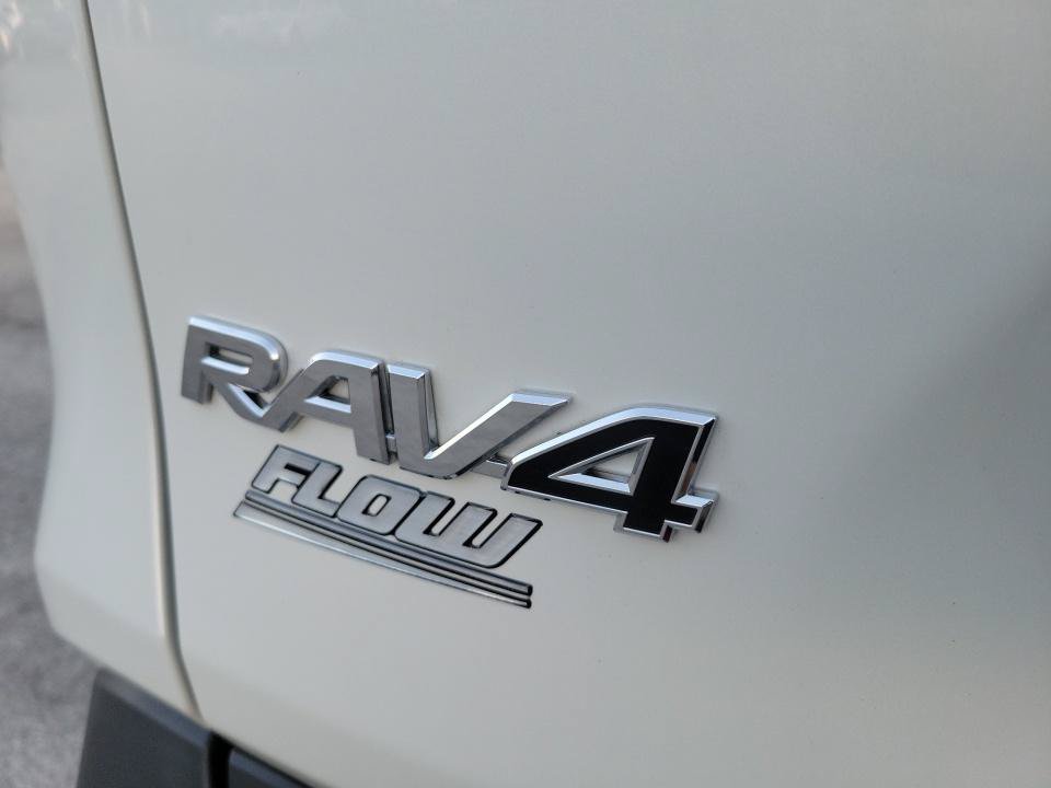 Used 2021 Toyota RAV4 XLE Premium AWD/4WD image 18