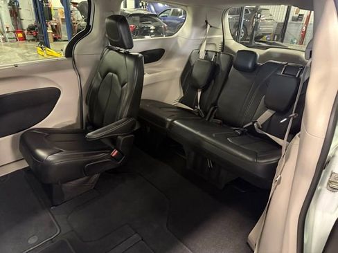 Used 2024 Chrysler Pacifica Touring-L FWD image 28