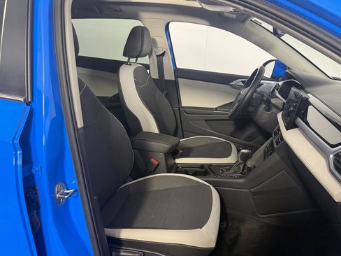 Used 2025 Volkswagen Taos SE w/ Panoramic Sunroof Package FWD image 27