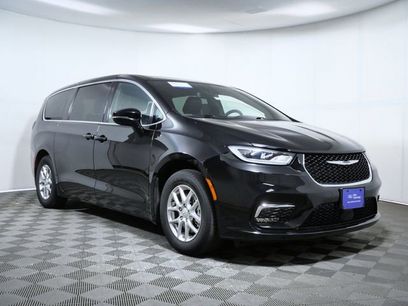 Used 2025 Chrysler Pacifica Select