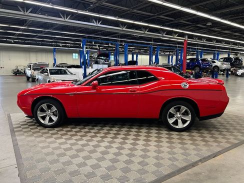 Used 2019 Dodge Challenger SXT RWD image 6
