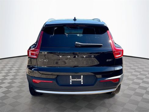 Used 2023 Volvo XC40 B5 Plus image 7
