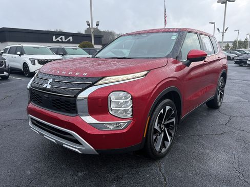 Used 2023 Mitsubishi Outlander SE image 3