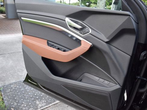 Used 2022 Audi e-tron Premium image 70