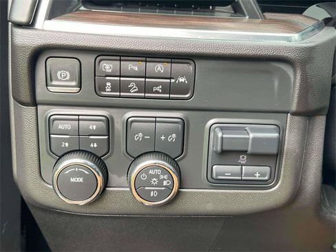 Used 2025 Chevrolet Suburban LT w/ Comfort Package image 17