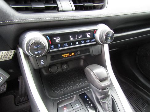 Used 2021 Toyota RAV4 LE image 17