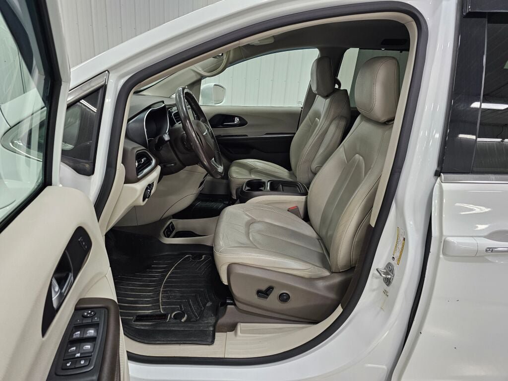 Used 2020 Chrysler Pacifica Touring-L FWD image 11