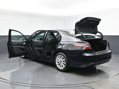 Used 2021 Toyota Camry LE image 32