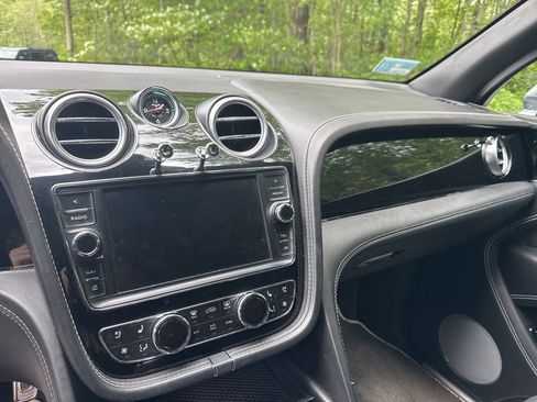 Used 2018 Bentley Bentayga Activity image 28