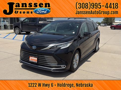 Used 2021 Toyota Sienna Limited image 2