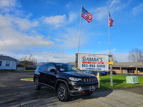 Used 2025 Jeep Compass Trailhawk image 1