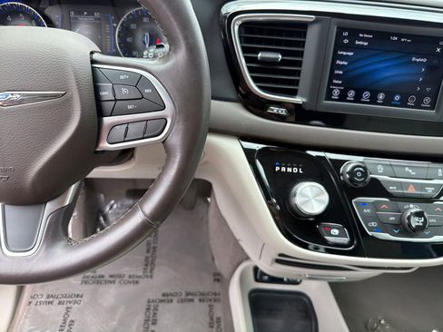 Used 2020 Chrysler Pacifica Touring-L w/ Tire & Wheel Group image 16