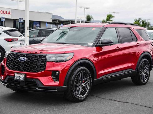 Used 2025 Ford Explorer ST-Line w/ Premium Package image 3