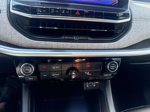 Used 2024 Jeep Compass Latitude image 25