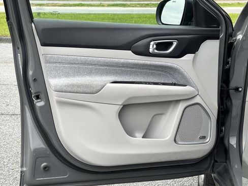 Used 2023 Jeep Compass Latitude w/ Sun and Sound Group image 12