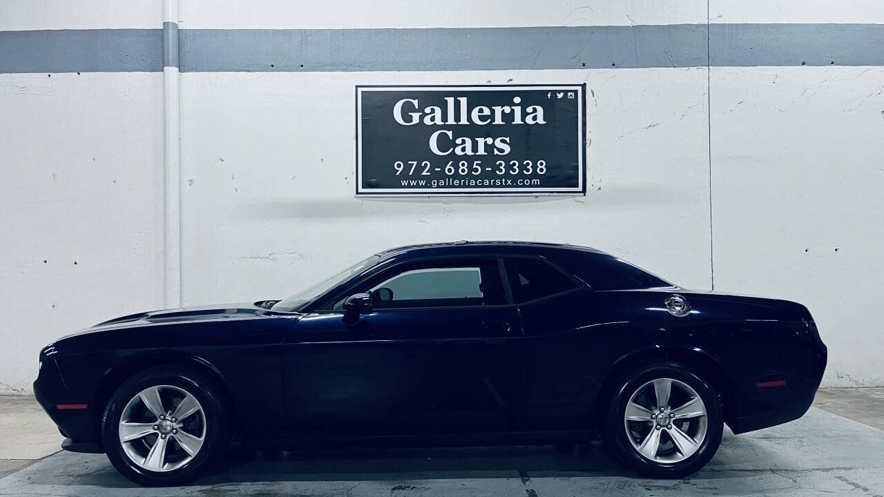 Used 2015 Dodge Challenger SXT RWD image 1