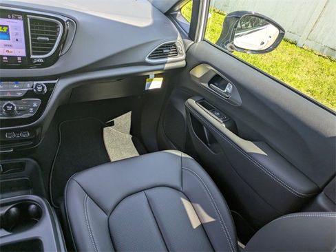 New 2025 Chrysler Voyager LX image 16