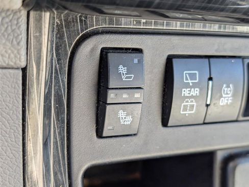 Used 2017 Chevrolet Traverse LT w/ Style and Technology Package image 23