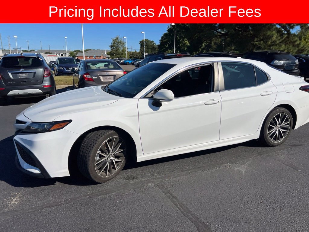 Used 2022 Toyota Camry SE FWD image 2