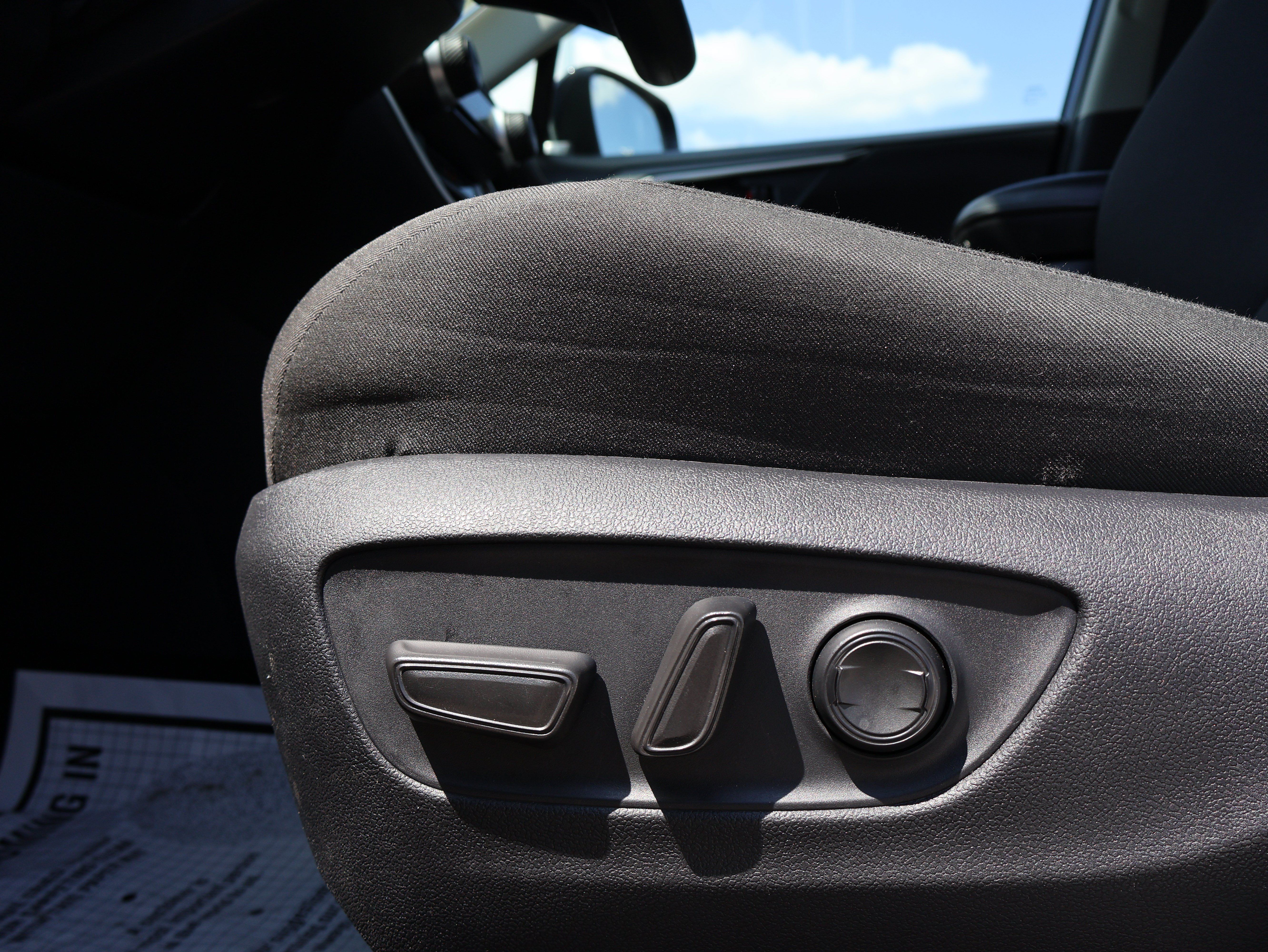 Used 2025 Toyota RAV4 XLE AWD/4WD image 22