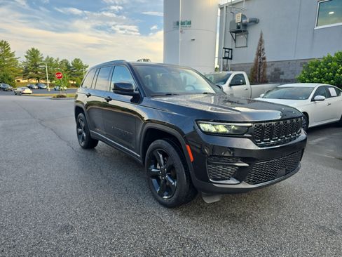 Used 2023 Jeep Grand Cherokee Altitude AWD/4WD image 6