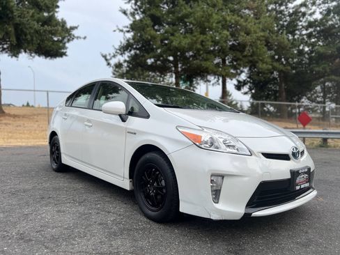 Used 2015 Toyota Prius Two FWD image 3