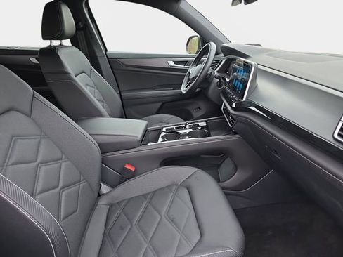 Used 2025 Volkswagen Atlas Cross Sport SE image 12