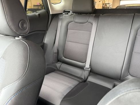 Used 2025 Chevrolet Trax LT FWD image 39