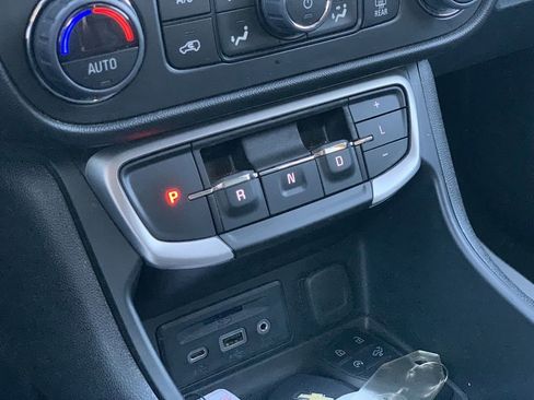 Used 2023 GMC Terrain SLT image 13