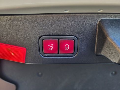 Used 2016 Mercedes-Benz SL 550 w/ Driver Assistance Package image 16