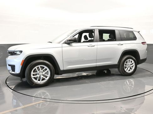 Used 2024 Jeep Grand Cherokee L Laredo image 2