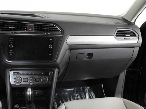 Used 2020 Volkswagen Tiguan SEL AWD/4WD image 16