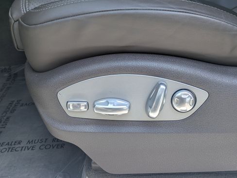 Used 2024 Porsche Macan AWD/4WD image 37