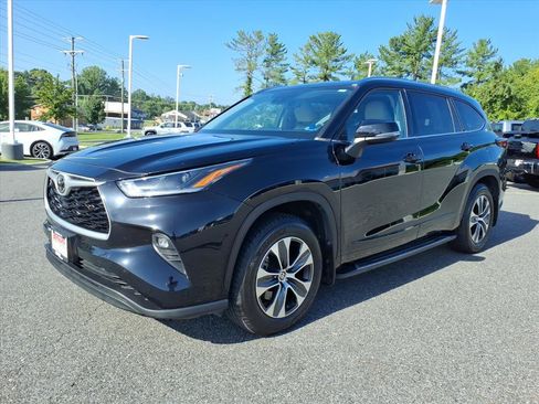Used 2021 Toyota Highlander XLE AWD/4WD image 14