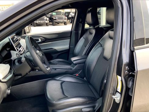 Used 2023 Jeep Compass Latitude image 8