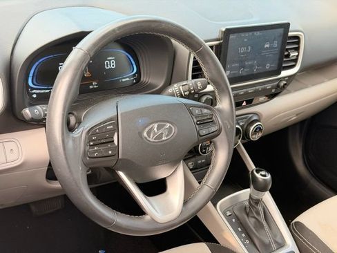 Used 2025 Hyundai Venue SEL FWD image 17
