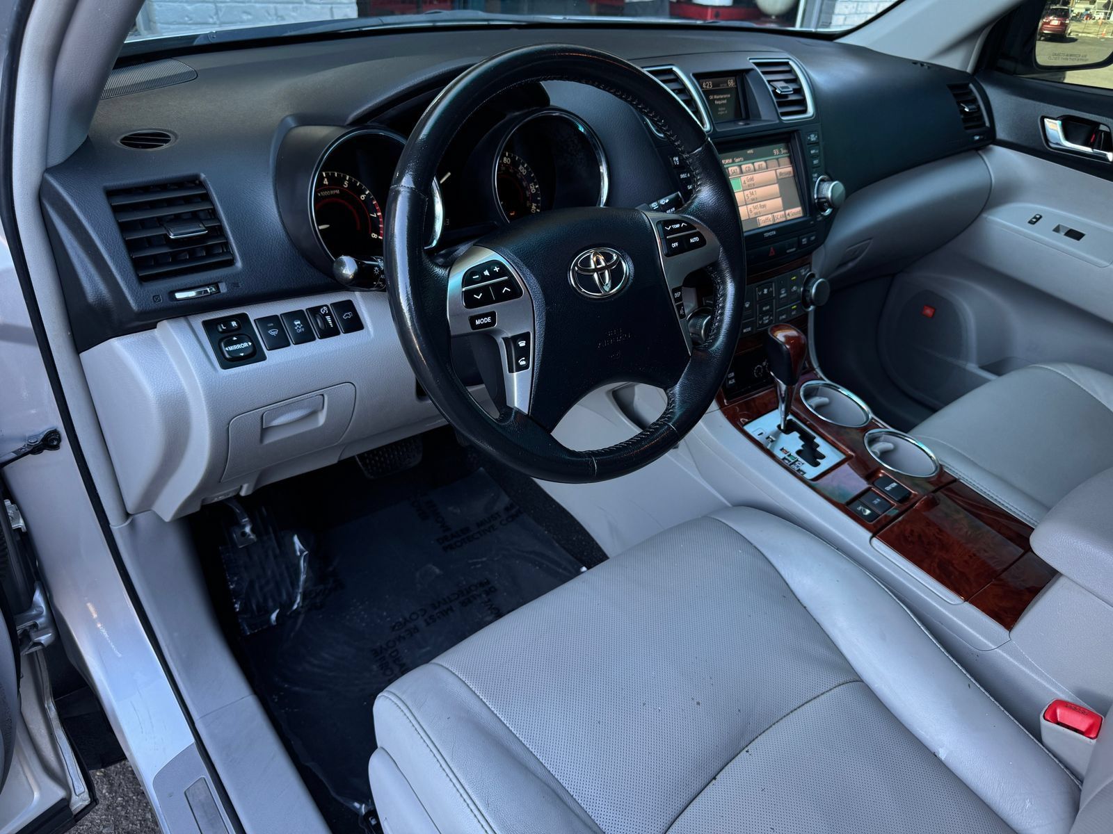 Used 2012 Toyota Highlander Limited w/ Tow Pkg AWD/4WD image 10