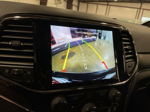 Used 2022 Jeep Grand Cherokee Limited image 19