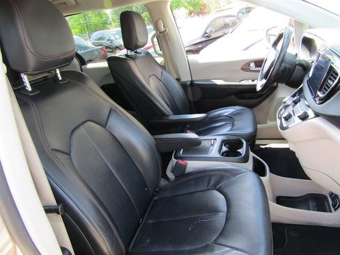 Used 2017 Chrysler Pacifica Touring-L Plus w/ Advanced Safetytec Group image 5