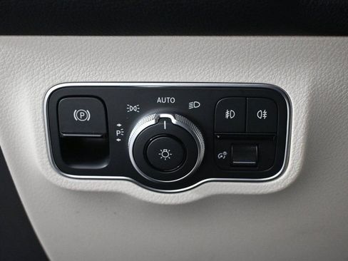 Used 2025 Mercedes-Benz GLB 250 image 9