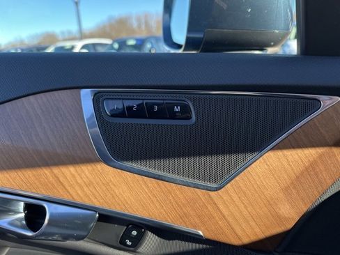 Certified 2025 Volvo XC90 B6 Plus image 33