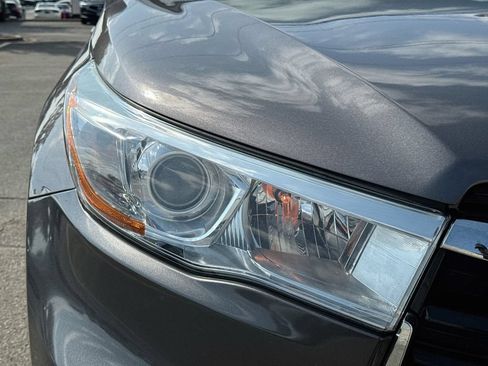 Used 2015 Toyota Highlander Plus FWD image 36